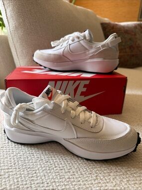 Nike WOMENS Waffle Debit White Low-Profile Running Sneakers NWT size 7